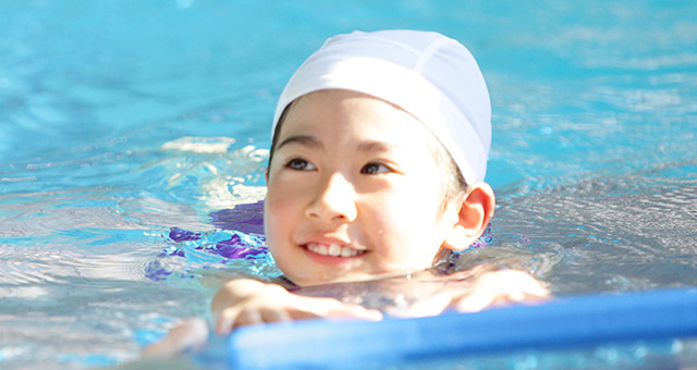 幼児用プールもあるから安心です。楽しく水慣れから、のびのび泳いでぐんぐん成長